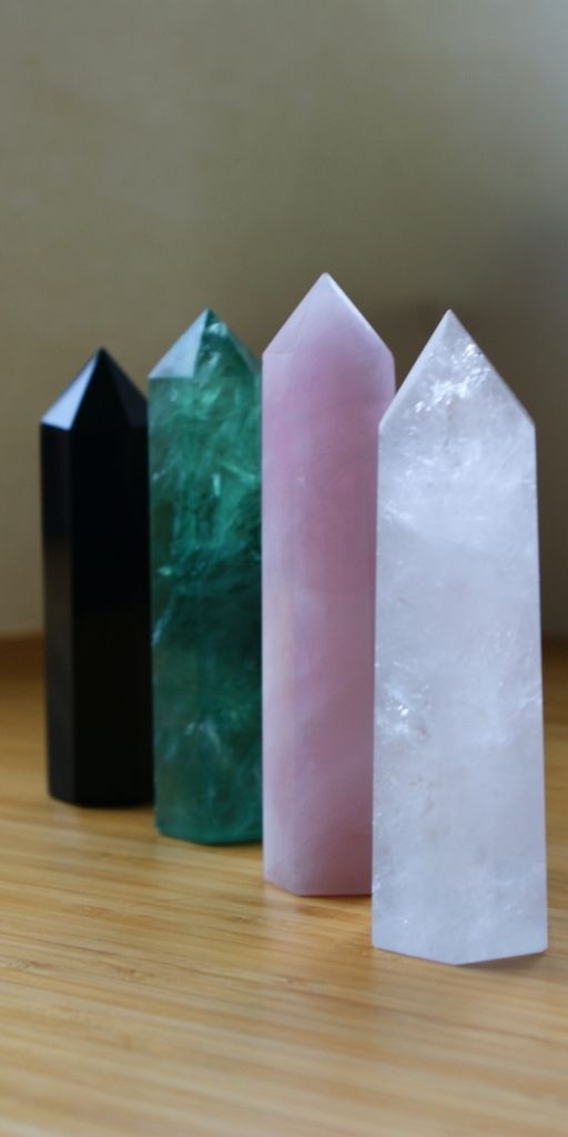 OBELISK (WIEŻA) Z FLUORYTU ZIELONEGO – KLAROWNOŚĆ, DOBRE DECYZJE I RÓWNOWAGA SERCA Z UMYSŁEM